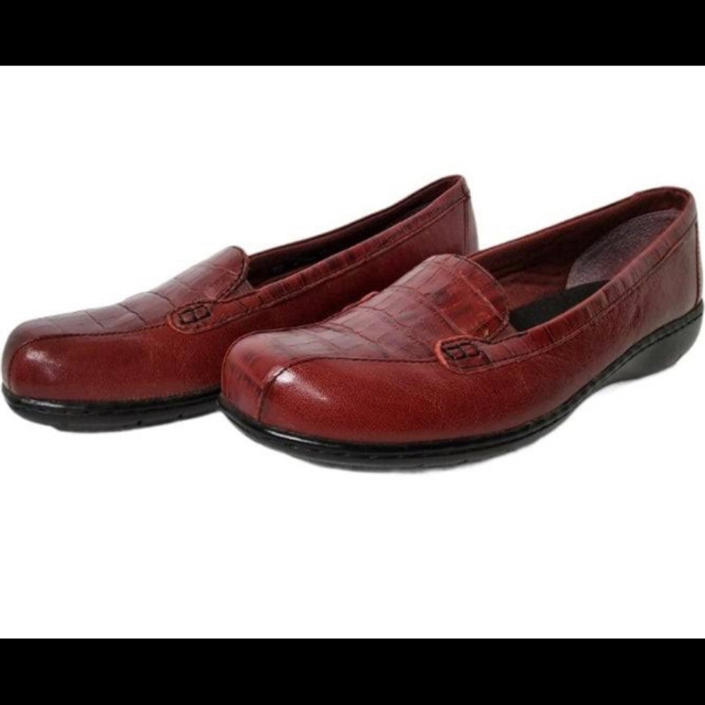 Clarks Croco Embossed Bayou Slip-on Loafer - 7.5W (Red)